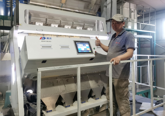 उच्च परिशुद्धता 5400 पिक्सेल सीसीडी चावल सॉर्टर 220V / 50HZ विविधता Kw बिजली की आपूर्ति